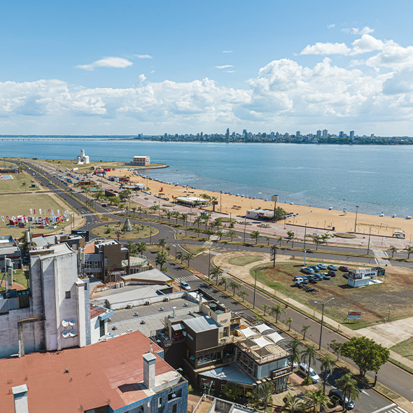 Playa San José y el río Paraná, frente al hotel en Encarnación