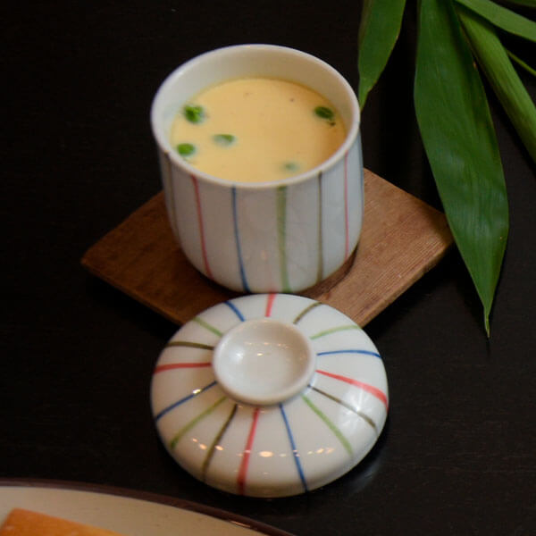 Chawan mushi de Hiroshima, servido en una taza de cerámica con tapa y cuchara