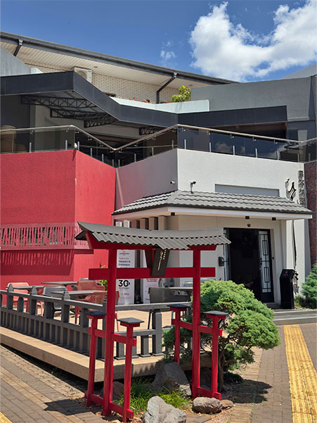 Entrada de Hiroshima Restaurant en Encarnación, con un pórtico rojo y detalles de inspiración japonesa