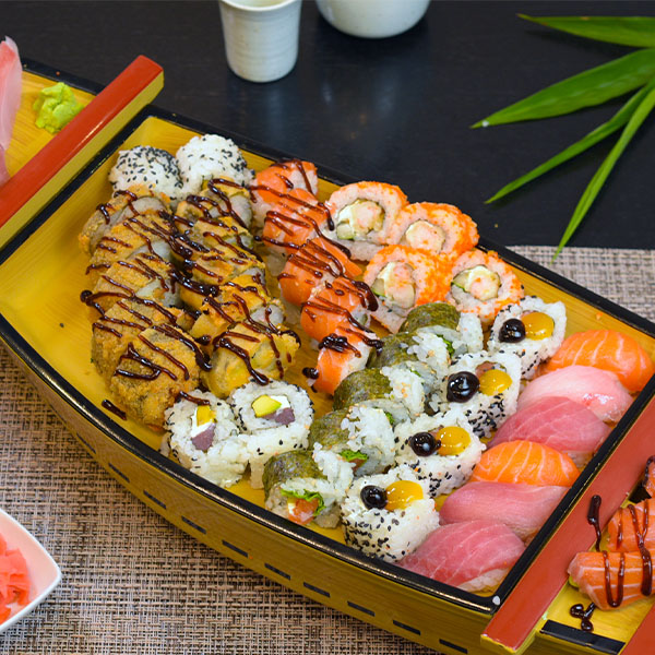 Bandeja de sushi de Hiroshima con una selección de rolls y nigiri