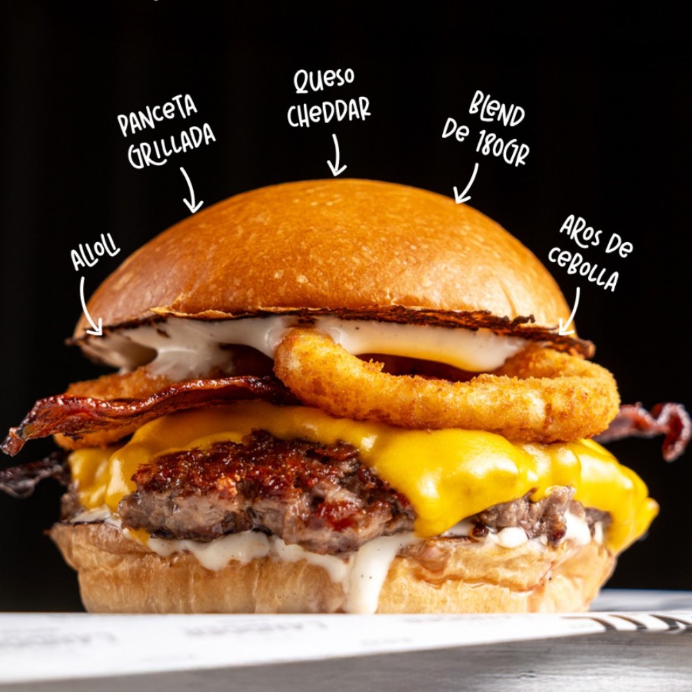 Hamburguesa Hollywood de Landderburger, con panceta, aros de cebolla y alioli