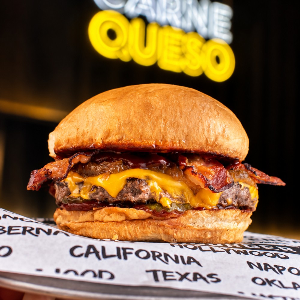 Hamburguesa Texas de Landderburger, con cheddar, panceta y cebolla caramelizada